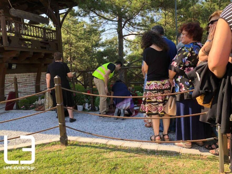 Φωτογραφίες: Ουρές πιστών στον τάφο του Αγίου Παΐσιου - Καταφθάνουν από όλη τη χώρα