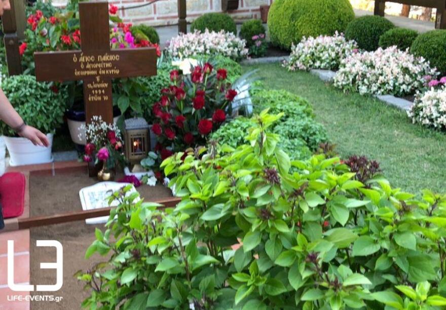 Φωτογραφίες: Ουρές πιστών στον τάφο του Αγίου Παΐσιου - Καταφθάνουν από όλη τη χώρα