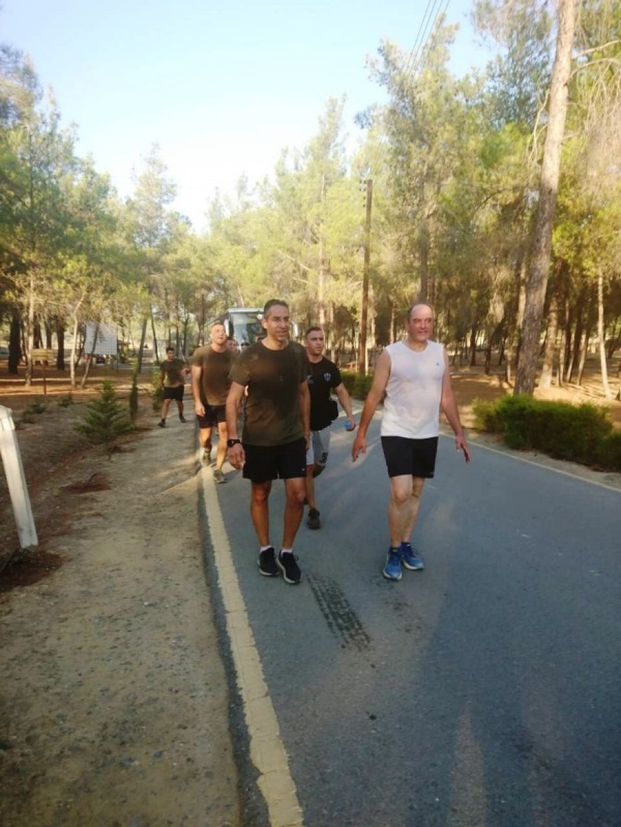 Φωτογραφίες: Ο Κύπριος υπ. Άμυνας έκανε γυμναστική με τους ΛΟΚατζήδες