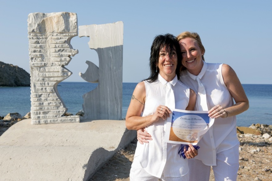 Μυτιλήνη: Στην παραλία Ερεσού ο πρώτος επίσημος γάμος μεταξύ δύο γυναικών