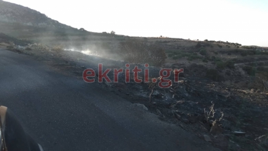 Σε ύφεση η φωτιά στη Σητεία - Κίνδυνος από τις αναζωπυρώσεις