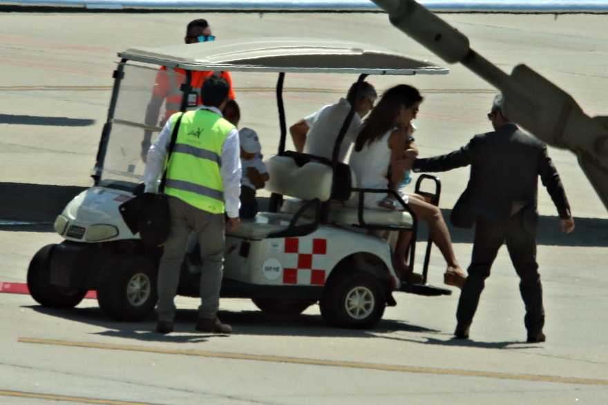 Τζορτζ Κλούνεϊ: Οι πρώτες εικόνες μετά το ατύχημα - Περπατά υποβασταζόμενος και με εκδορές στα χέρια