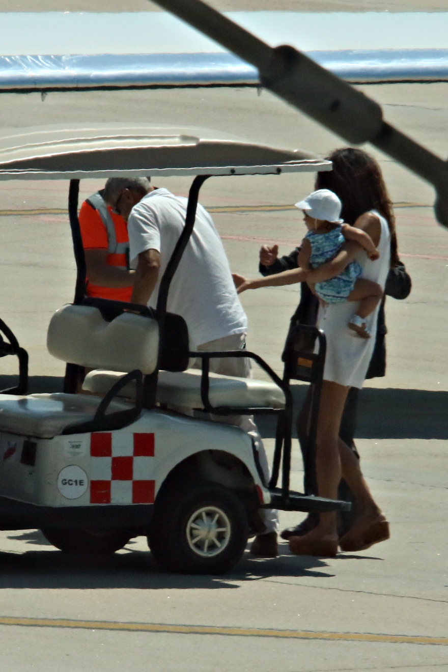 Τζορτζ Κλούνεϊ: Οι πρώτες εικόνες μετά το ατύχημα - Περπατά υποβασταζόμενος και με εκδορές στα χέρια