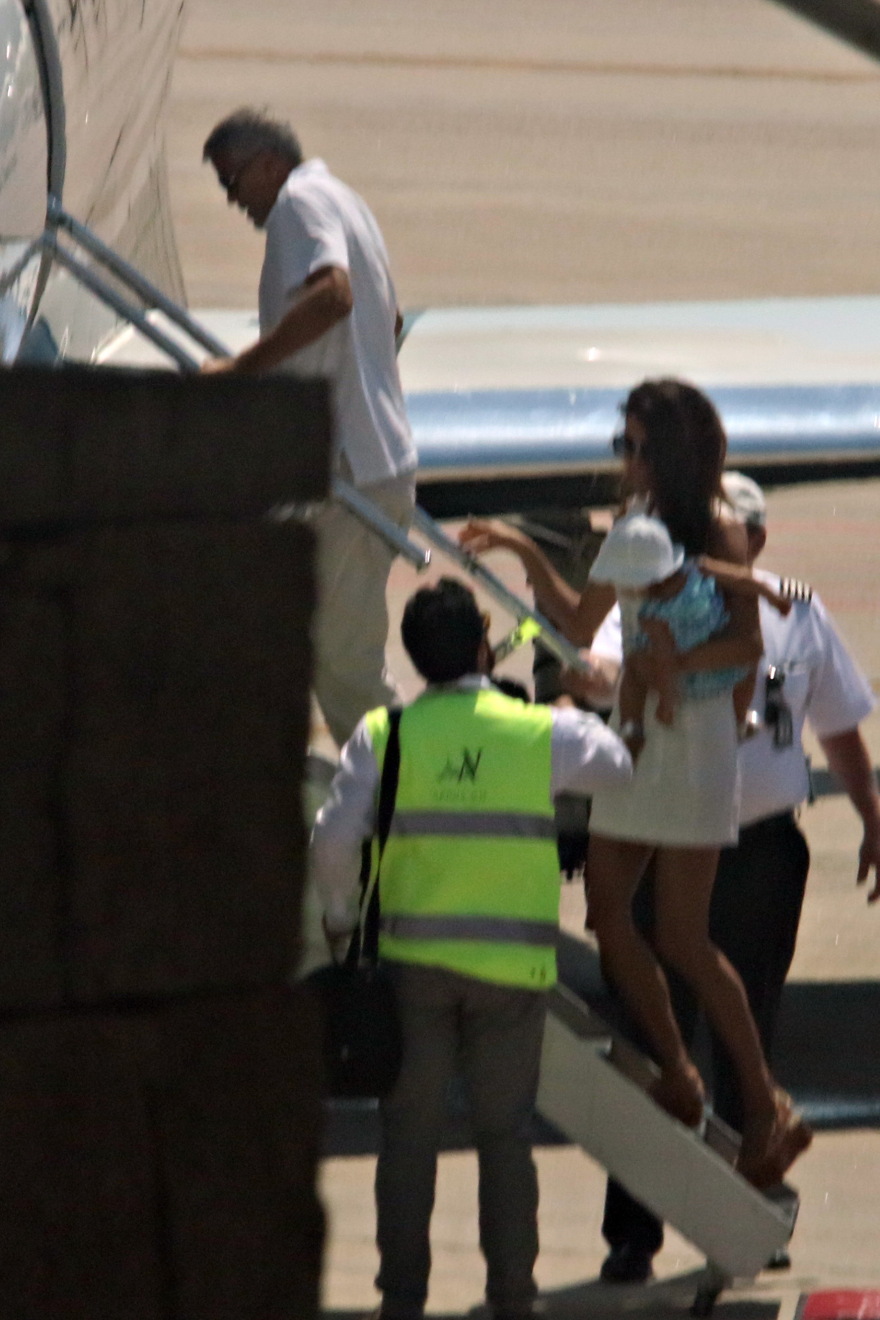 Τζορτζ Κλούνεϊ: Οι πρώτες εικόνες μετά το ατύχημα - Περπατά υποβασταζόμενος και με εκδορές στα χέρια