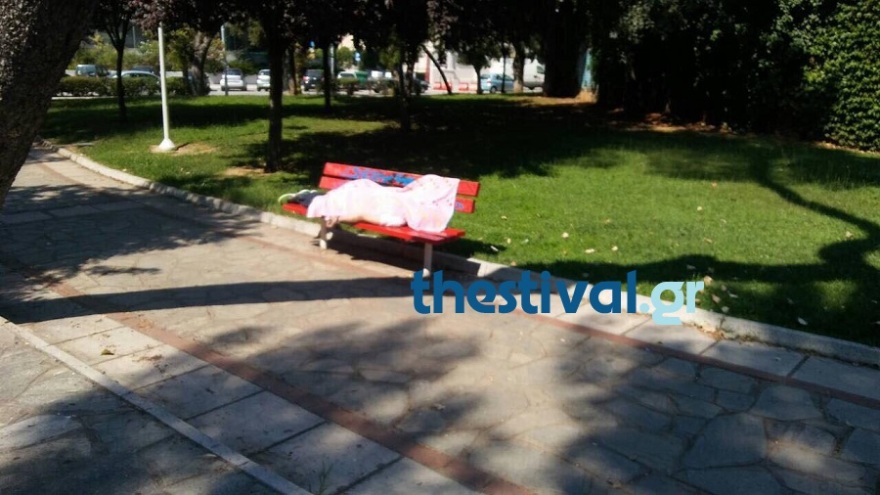 Εικόνες-σοκ: Άντρας νεκρός σε παγκάκι στο κέντρο της Θεσσαλονίκης