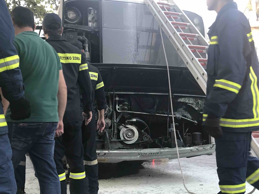 Φωτογραφίες: Φωτιά σε λεωφορείο του ΟΑΣΑ στην πλατεία Κηφισιάς