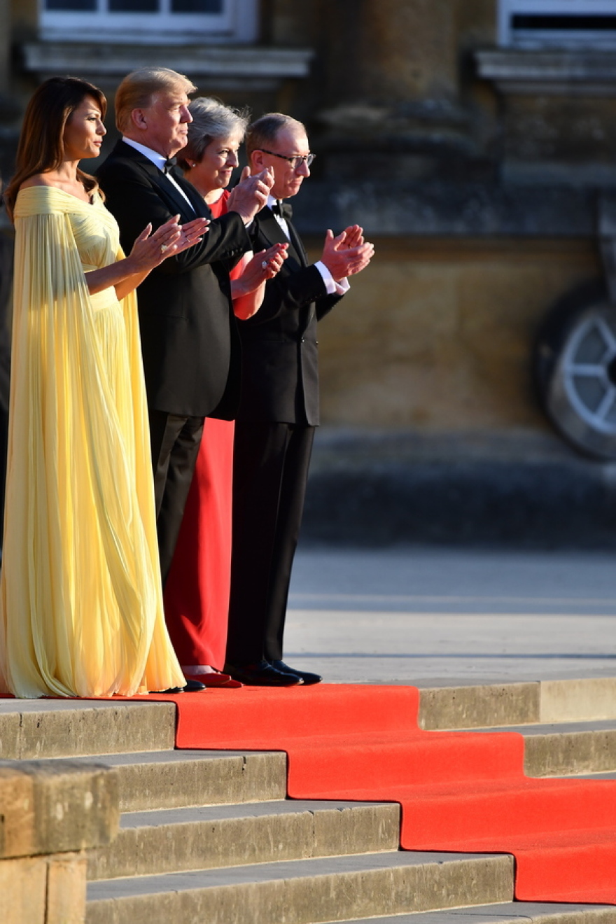 Μελάνια Τραμπ: Με κίτρινο αέρινο φόρεμα θύμιζε αρχαία Ελληνίδα θεά