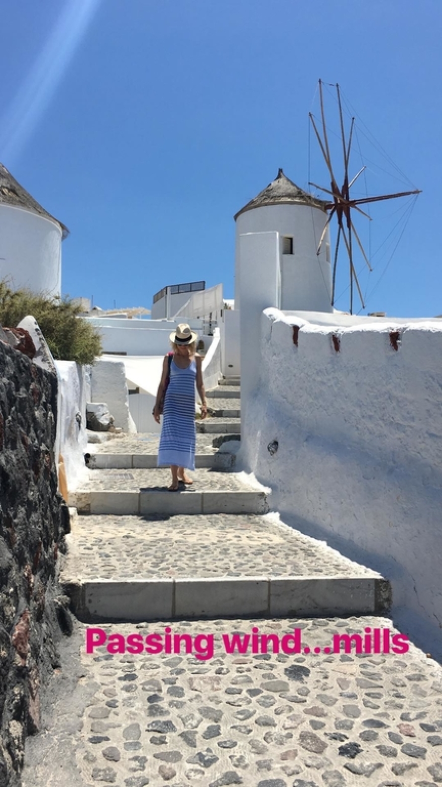 Η Ναόμι Γουότς κάνει διακοπές στη Σαντορίνη