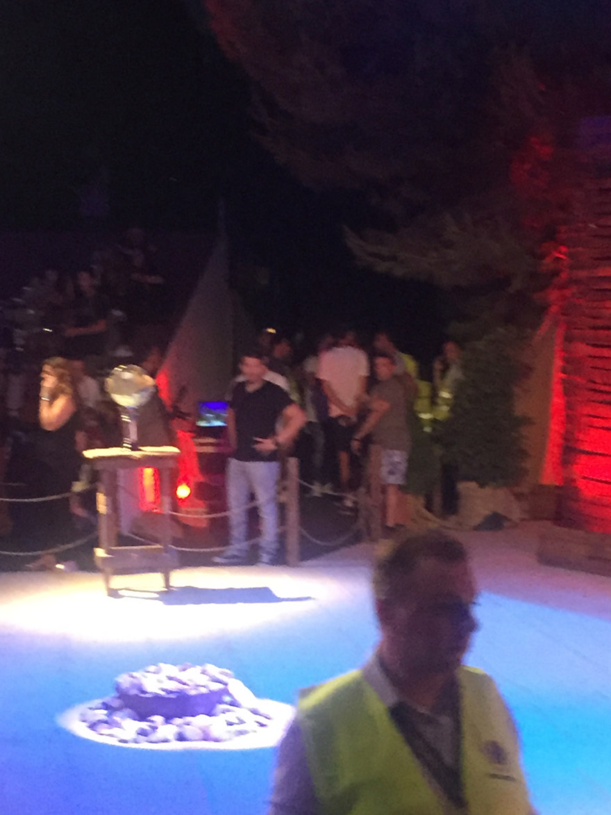 Έφοδος νεαρών στον τελικό του Survivor: Πέταξαν μπουκάλια στο κοινό