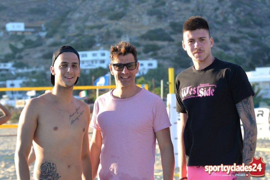 Ο Σάκης Ρουβάς παίζει μπιτς βόλεϊ στην Ιο