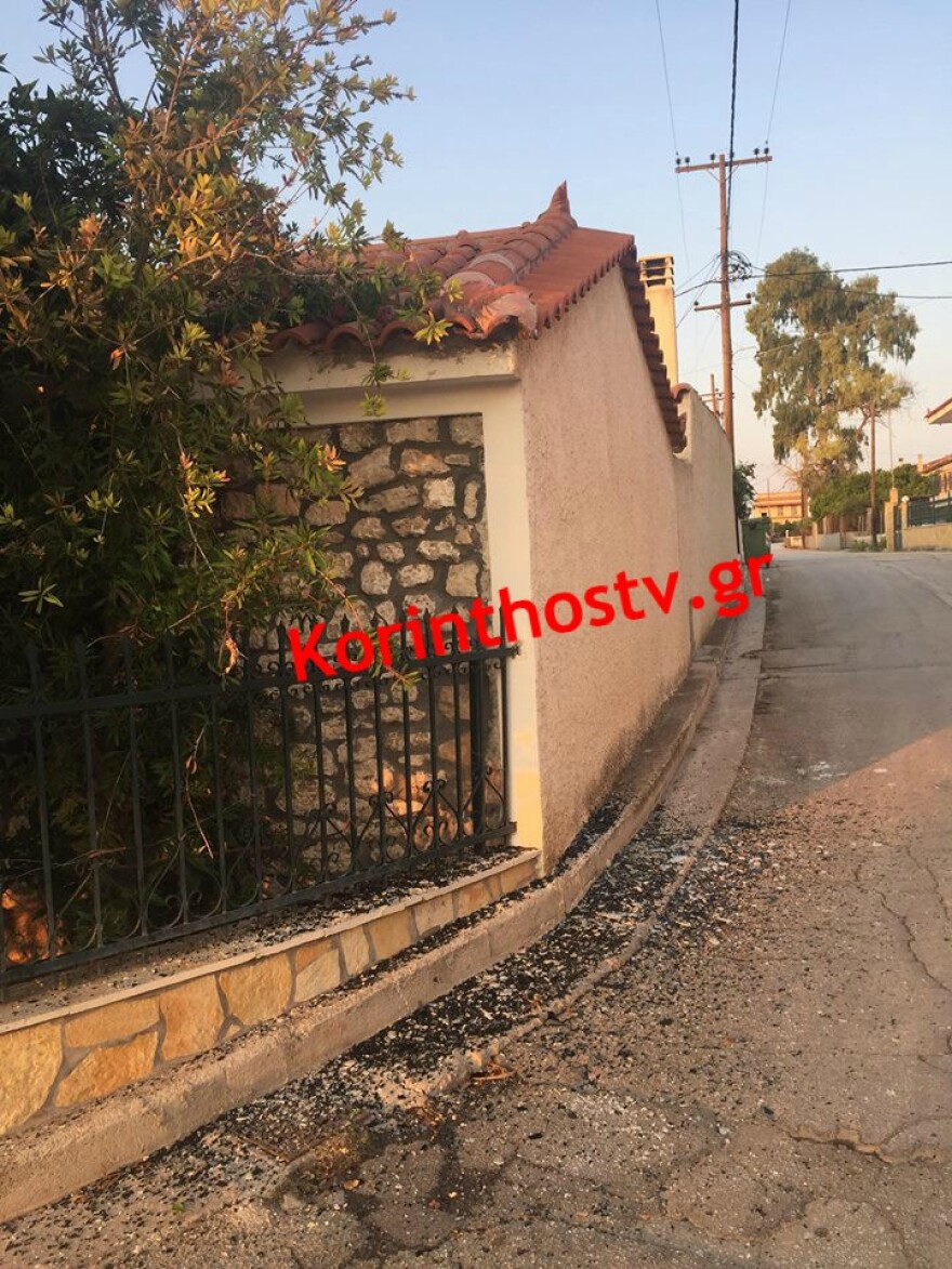 Κόρινθος: Τουριστικό λεωφορείο «κόλλησε» σε σπίτι πάνω στη στροφή