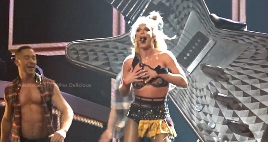 Η Μπρίτνεϊ Σπίαρς είχε ένα σέξι ατύχημα πάνω στη σκηνή 