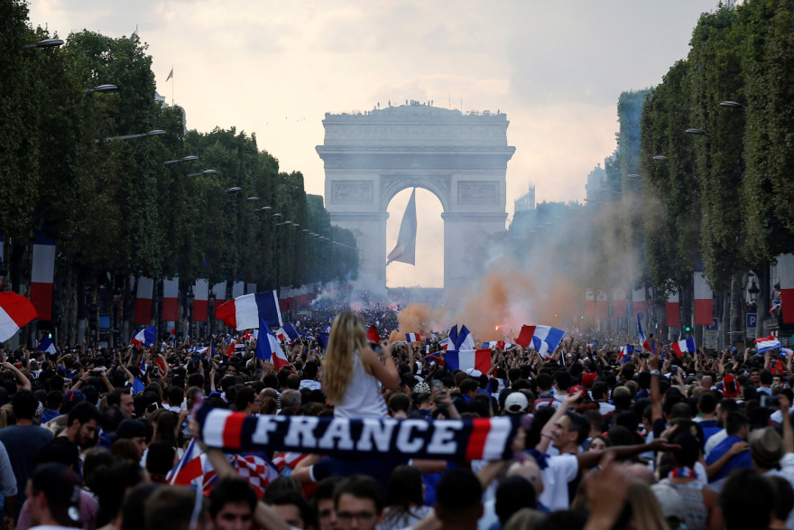 Βίντεο και φωτογραφίες: Η Γαλλία «στις φλόγες» για την κατάκτηση του Μουντιάλ!