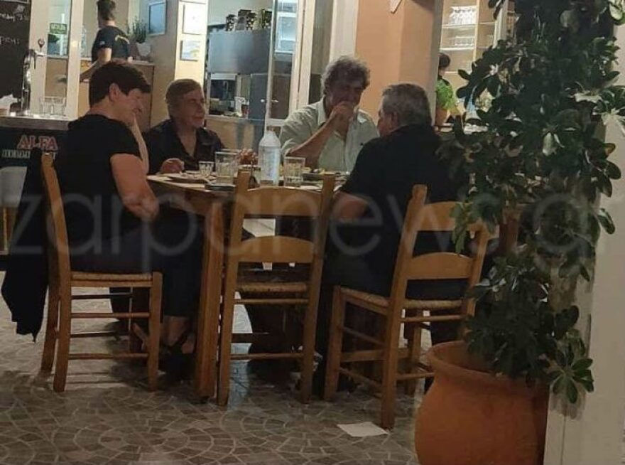 Φωτογραφίες: Με αχνιστά μύδια και τσιγάρο ο Παύλος Πολάκης στα Σφακιά