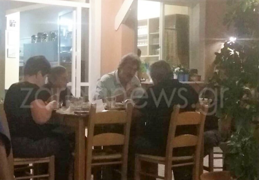 Φωτογραφίες: Με αχνιστά μύδια και τσιγάρο ο Παύλος Πολάκης στα Σφακιά