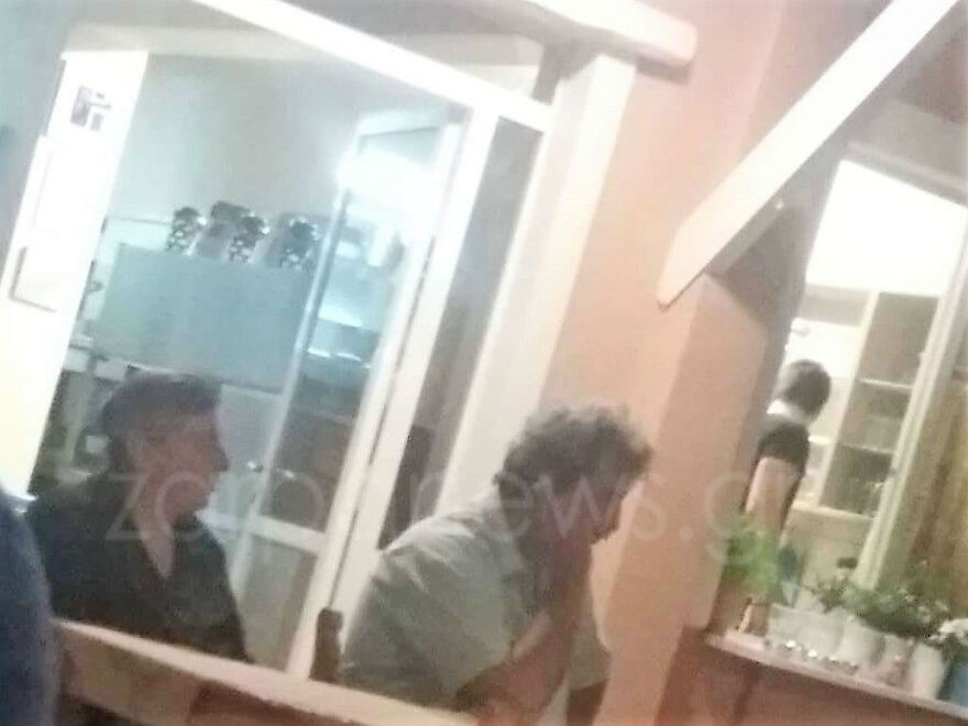 Φωτογραφίες: Με αχνιστά μύδια και τσιγάρο ο Παύλος Πολάκης στα Σφακιά