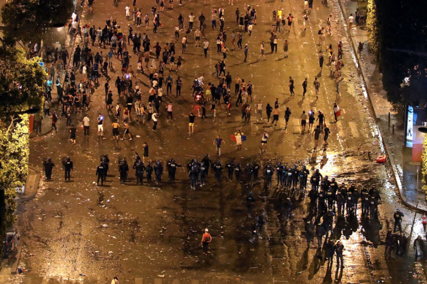 Μουντιάλ 2018: Με... ξύλο και νεκρούς η «γιορτή» των Γάλλων - Αιματηρά επεισόδια σε πολλές πόλεις