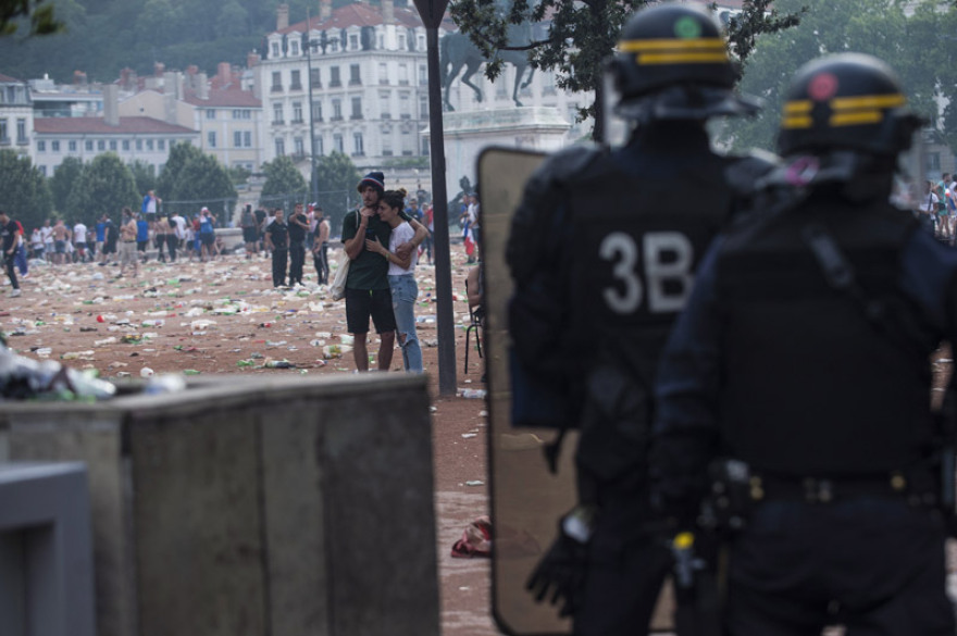 Μουντιάλ 2018: Με... ξύλο και νεκρούς η «γιορτή» των Γάλλων - Αιματηρά επεισόδια σε πολλές πόλεις