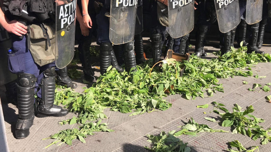 Ένταση και χημικά στη συγκέντρωση της ΠΟΕΔΗΝ έξω από το υπουργείο Οικονομικών