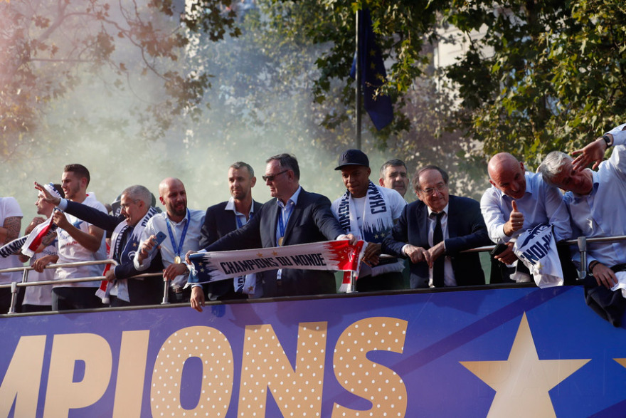 Στις «φλόγες» το Παρίσι! Η Γαλλία υποδέχθηκε τους παγκόσμιους πρωταθλητές