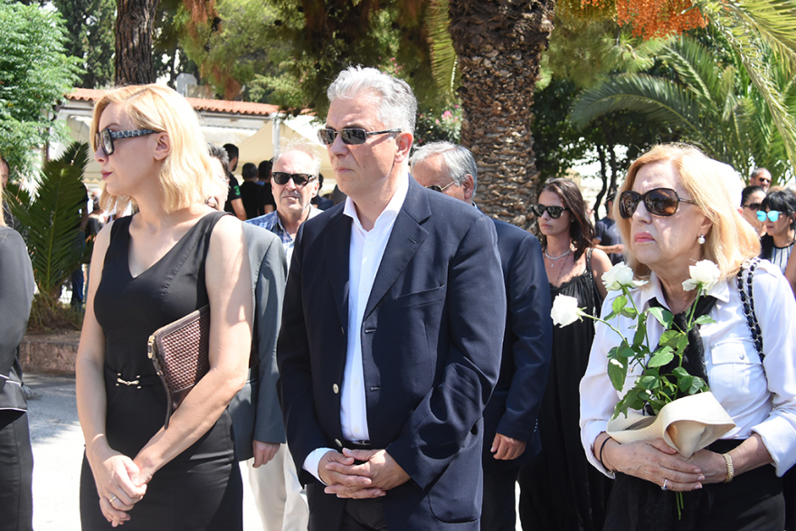 Το τελευταίο αντίο στον Μάνο Αντώναρο - Συντετριμμένος ο αδελφός του