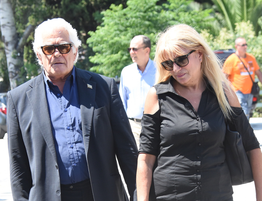 Το τελευταίο αντίο στον Μάνο Αντώναρο - Συντετριμμένος ο αδελφός του