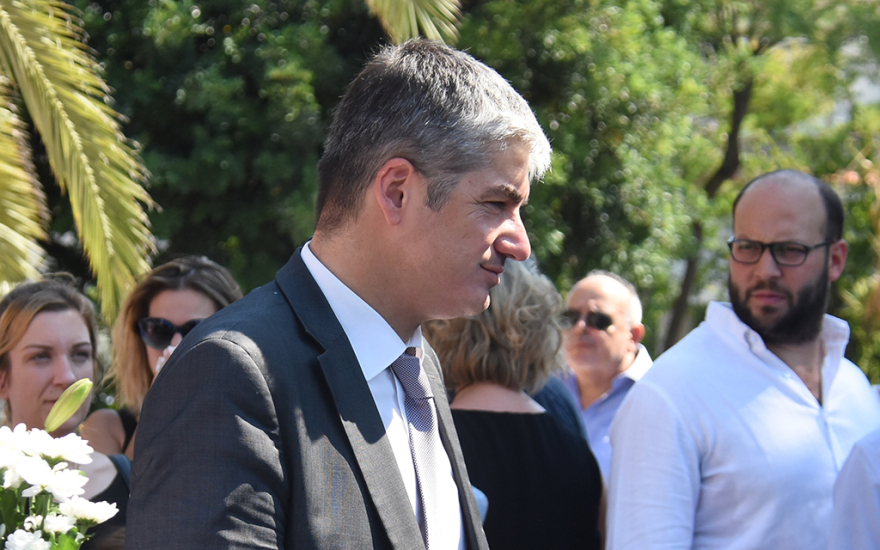 Το τελευταίο αντίο στον Μάνο Αντώναρο - Συντετριμμένος ο αδελφός του