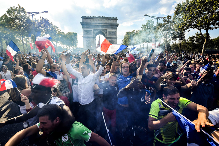 Στις «φλόγες» το Παρίσι! Η Γαλλία υποδέχθηκε τους παγκόσμιους πρωταθλητές