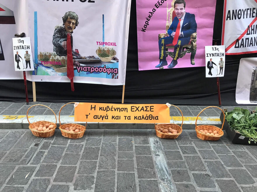 Ένταση και χημικά στη συγκέντρωση της ΠΟΕΔΗΝ έξω από το υπουργείο Οικονομικών