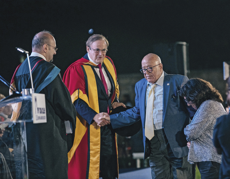 New York College Educational Group: Μεγαλοπρεπείς Αποφοιτήσεις με Διεθνές Αποτύπωμα