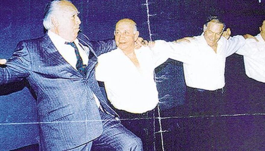 Πέθανε ο χορευτής που έμαθε συρτάκι στον Άντονι Κουίν