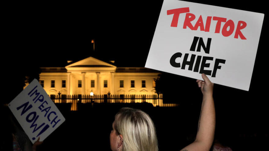 Σκληρό «ροκ» στις ΗΠΑ: Για εσχάτη προδοσία κατηγορούν τον Τραμπ