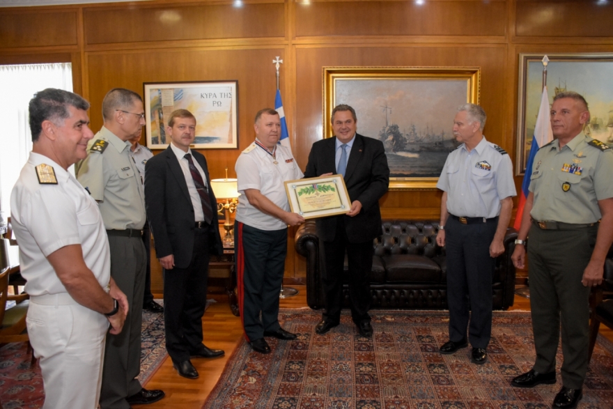 Η κυβέρνηση απελαύνει Ρώσους διπλωμάτες και ο Καμμένος παρασημοφορεί τον Ρώσο ακόλουθο Άμυνας 