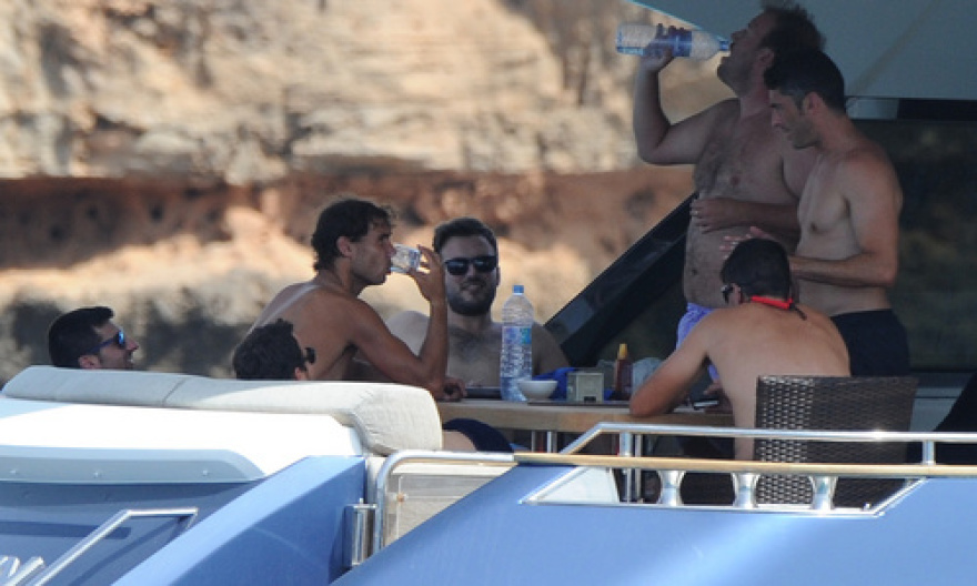 Με ανδρική παρέα στην Ίμπιζα ο Ράφαελ Ναδάλ