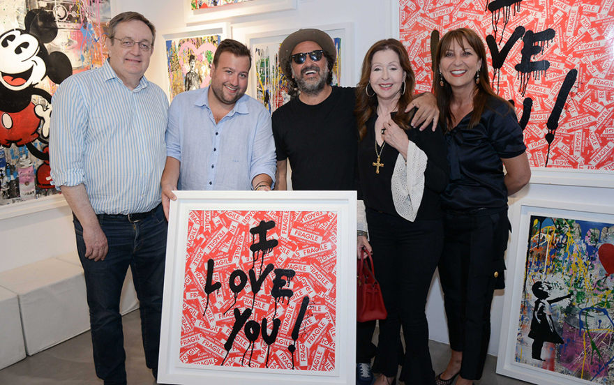 Μύκονος: Εγκαίνια με λαμπερούς καλεσμένους για τον street artist Mr. Brainwash 