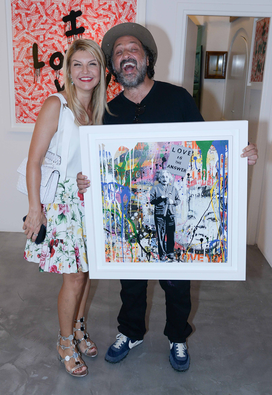 Μύκονος: Εγκαίνια με λαμπερούς καλεσμένους για τον street artist Mr. Brainwash 