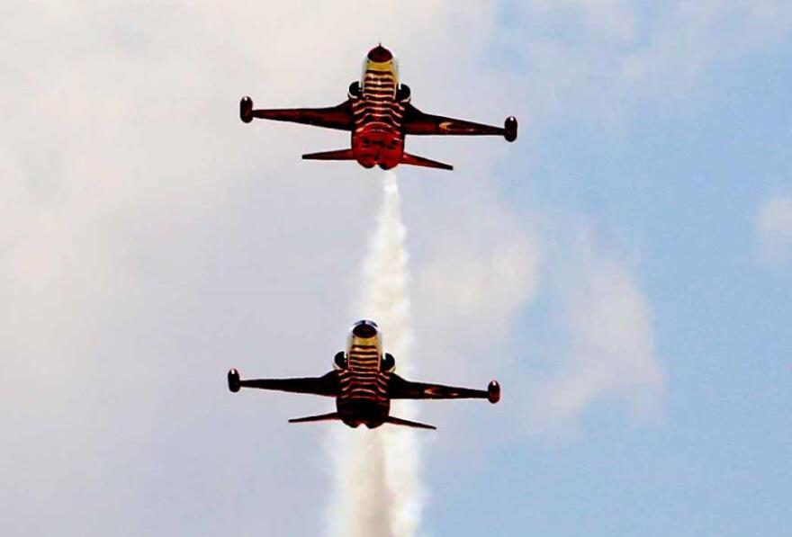 Εισβολή στην Κύπρο: Προκλητικό πάρτι με τανκς, αεροσκάφη και πολεμικά πλοία έστησαν οι Τούρκοι στα Κατεχόμενα