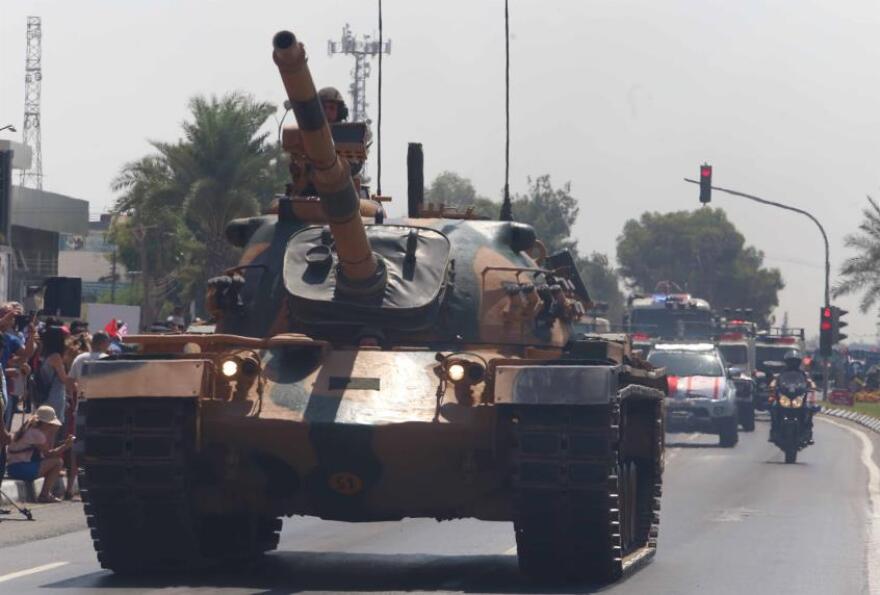 Εισβολή στην Κύπρο: Προκλητικό πάρτι με τανκς, αεροσκάφη και πολεμικά πλοία έστησαν οι Τούρκοι στα Κατεχόμενα