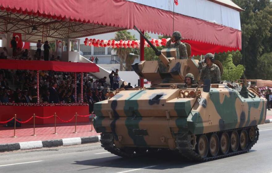 Εισβολή στην Κύπρο: Προκλητικό πάρτι με τανκς, αεροσκάφη και πολεμικά πλοία έστησαν οι Τούρκοι στα Κατεχόμενα