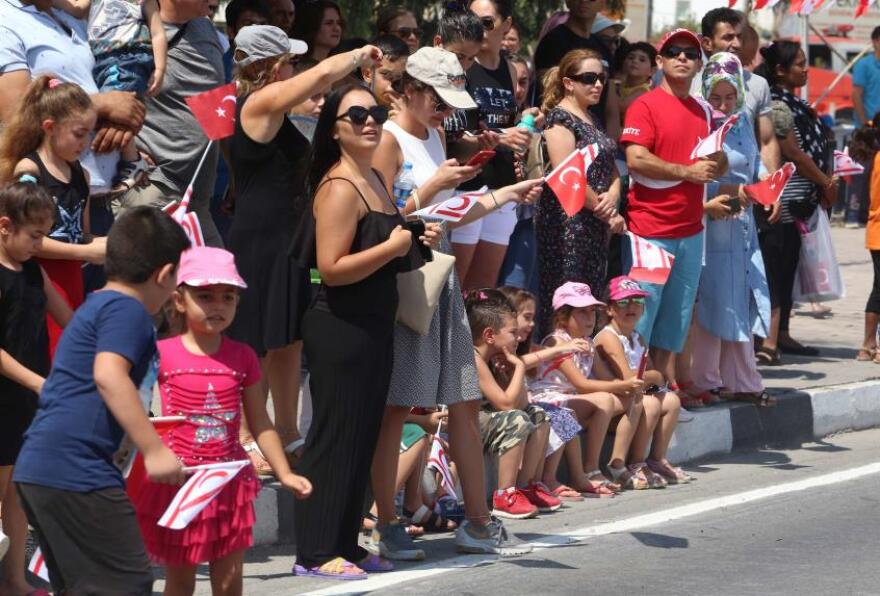 Εισβολή στην Κύπρο: Προκλητικό πάρτι με τανκς, αεροσκάφη και πολεμικά πλοία έστησαν οι Τούρκοι στα Κατεχόμενα