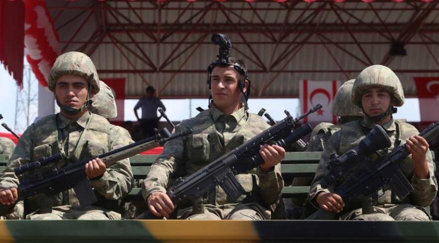 Εισβολή στην Κύπρο: Προκλητικό πάρτι με τανκς, αεροσκάφη και πολεμικά πλοία έστησαν οι Τούρκοι στα Κατεχόμενα