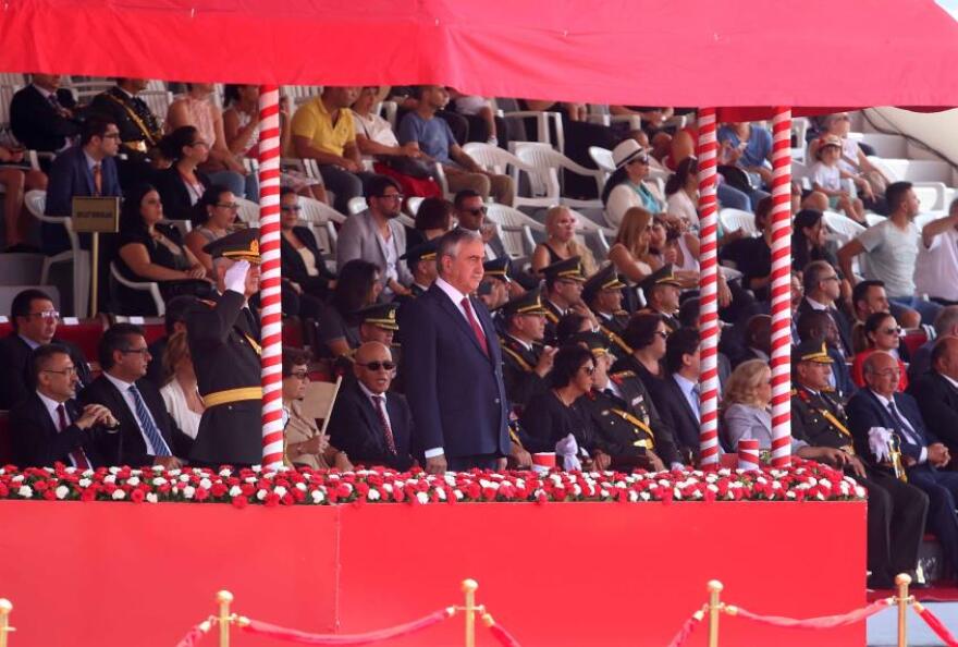 Εισβολή στην Κύπρο: Προκλητικό πάρτι με τανκς, αεροσκάφη και πολεμικά πλοία έστησαν οι Τούρκοι στα Κατεχόμενα