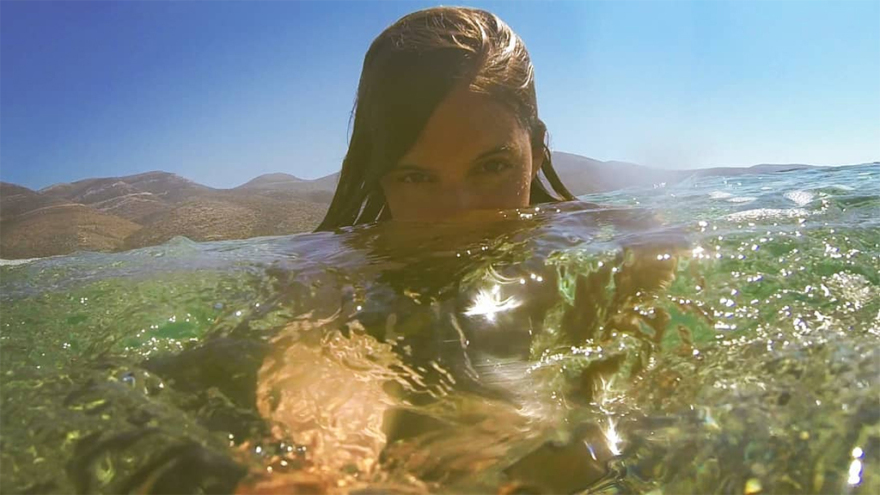 Τα viral βίντεο της ηθοποιού Νατάσας Εξηνταβελώνη είναι... απολαυστικά! 