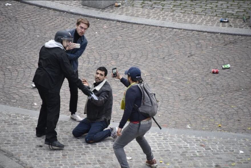 Σκιές σκανδάλου για Μακρόν: «Κολλητός» και «αδυναμία» ο σύμβουλος που έδειρε διαδηλωτή