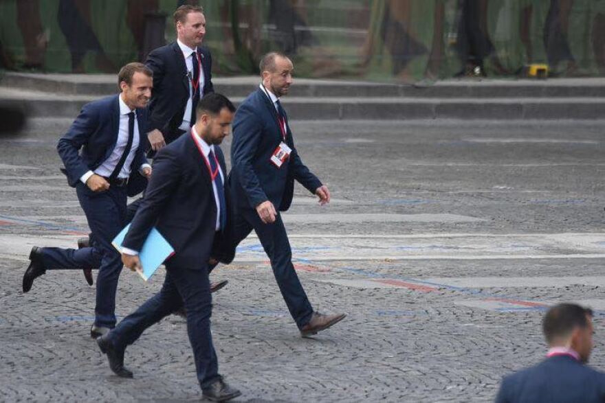 Σκιές σκανδάλου για Μακρόν: «Κολλητός» και «αδυναμία» ο σύμβουλος που έδειρε διαδηλωτή