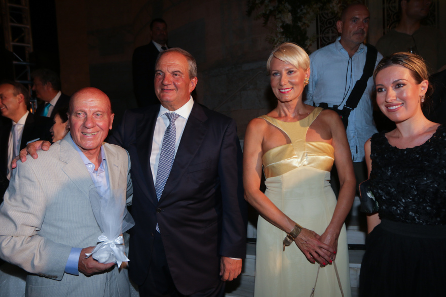 Γάμος αλά... Μουντιάλ με  γιγαντοοθόνες για τον δήμαρχο Γλυφάδας