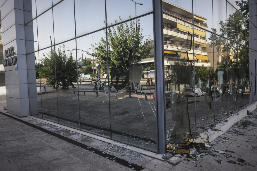 Βίντεο: Επίθεση του «Ρουβίκωνα» με σφυριά και βαριοπούλες στη ΔΟΥ Ψυχικού