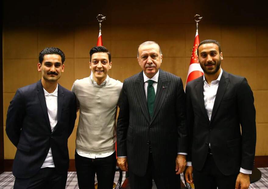 «Όταν κερδίζαμε ήμαστε Γερμανοί, όταν χάσαμε γίναμε μετανάστες» ξεσπάει ο Μεσούτ Οζίλ και αποχωρεί από την Εθνική Γερμανίας