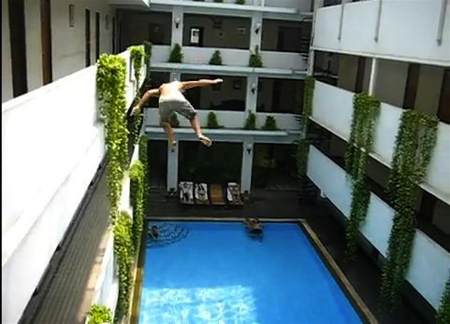 Balconing: Η τρέλα που σκοτώνει τουρίστες σε δημοφιλείς τουριστικούς προορισμούς 