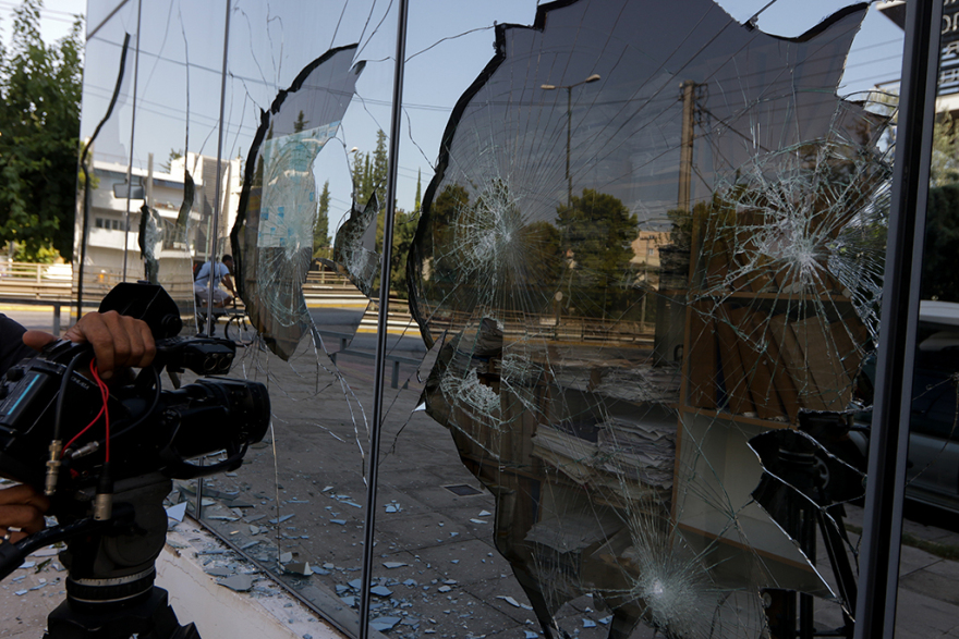 Βίντεο: Επίθεση του «Ρουβίκωνα» με σφυριά και βαριοπούλες στη ΔΟΥ Ψυχικού